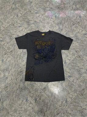 Hot SPOTDark Gray Graphic Tee with Yellow & Blue Design